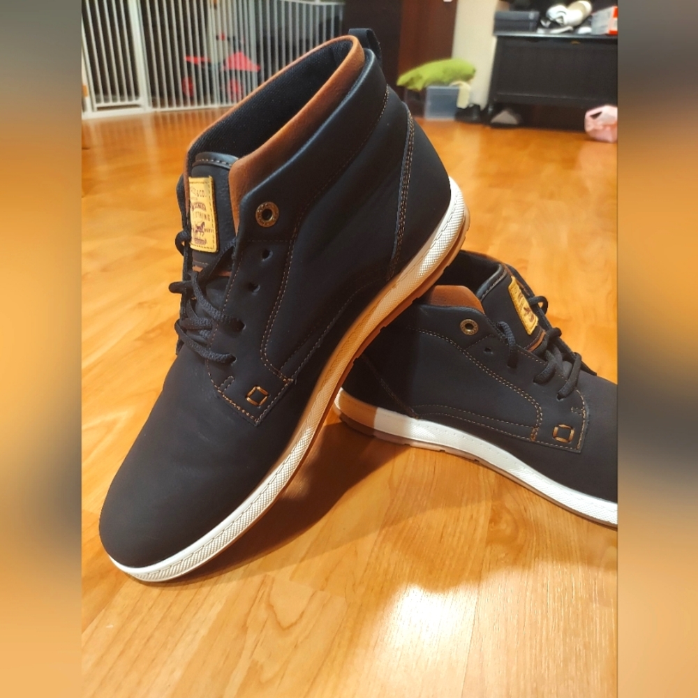 Men's Levi Strauss sneaker boots shoe. In like NEW condition! Size 12 Dark Brown